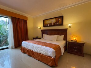 Deluxe Plus, 1 King Bed, Fridge, Bathtub | Draps en coton égyptien, literie de qualité, couette en duvet