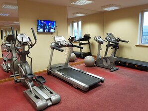 A gym with treadmills, elliptical machines, and exercise balls. - Maldron Hotel Newlands Cross (Dublin)