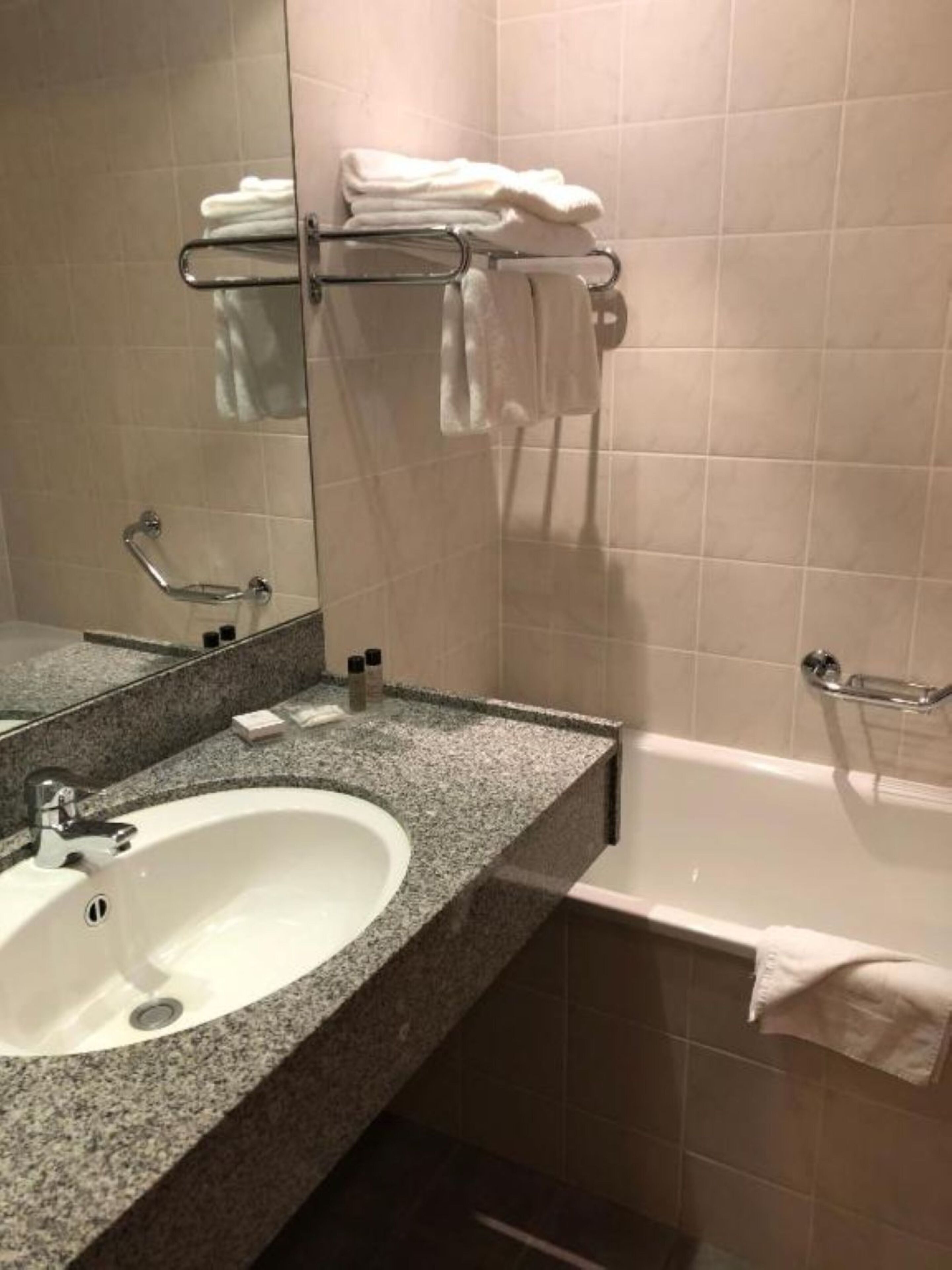 combined shower/bathtub, eco-friendly toiletries, hair dryer, towels