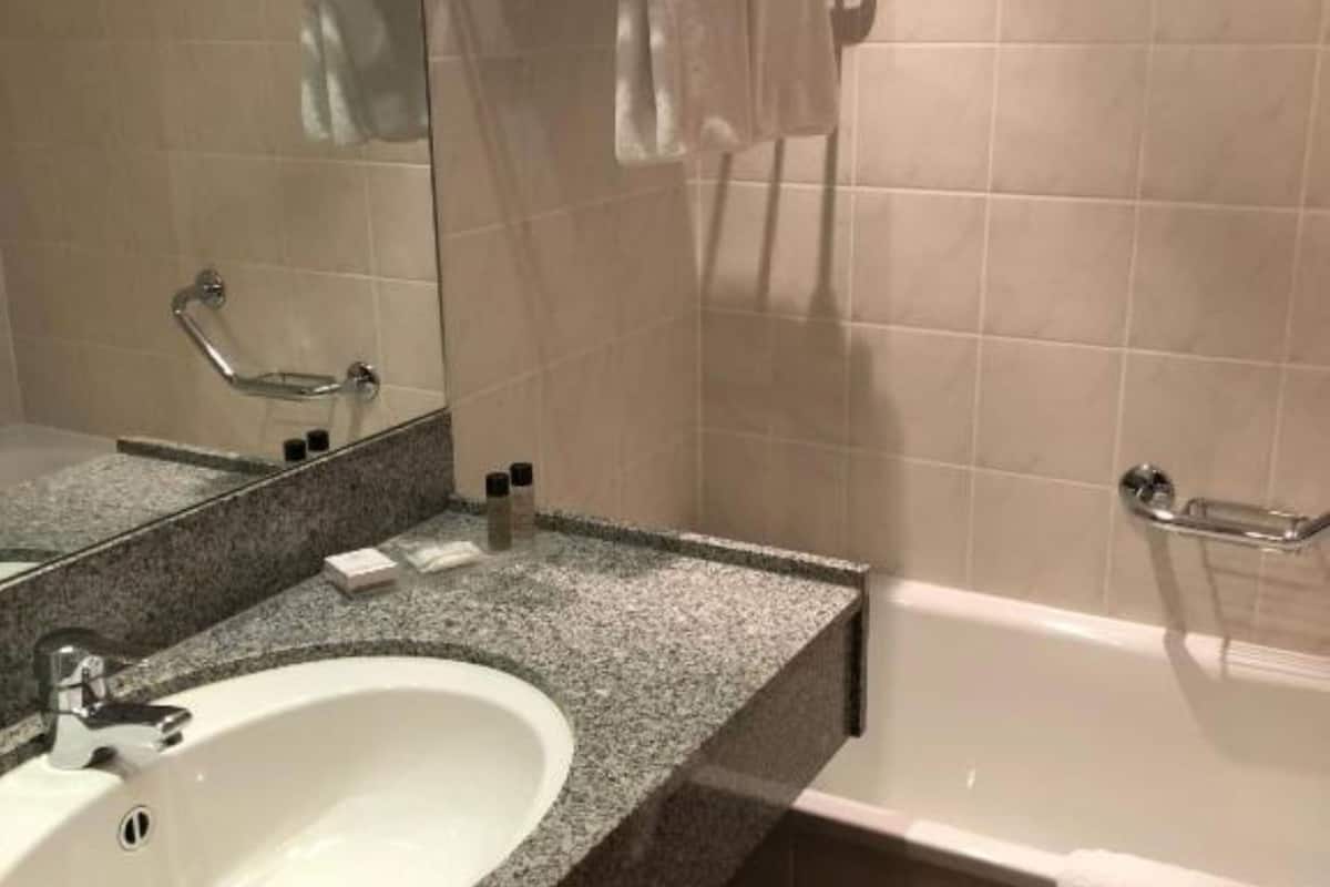 combined shower/bathtub, eco-friendly toiletries, hair dryer, towels