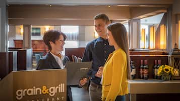 Se sirven desayunos, comidas, cenas y cocina internacional