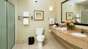 スイート キングベッド 1 台 | バスルーム | シャワー付き浴槽、バスアメニティ (無料)、ヘアドライヤー、タオル