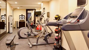 A gym with treadmills, elliptical machines, and exercise balls. - Hampton Inn Manhattan-35th St/Empire State Bldg (New York)