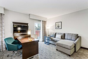 Suíte estúdio, 2 camas Queen, para não fumantes, sacada | Roupas de cama antialérgicas, cofres nos quartos, escrivaninha