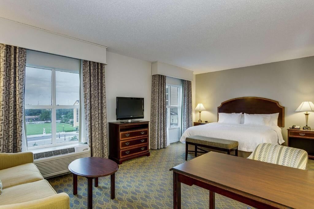 Hypo-allergenic bedding, in-room safe, desk, laptop workspace