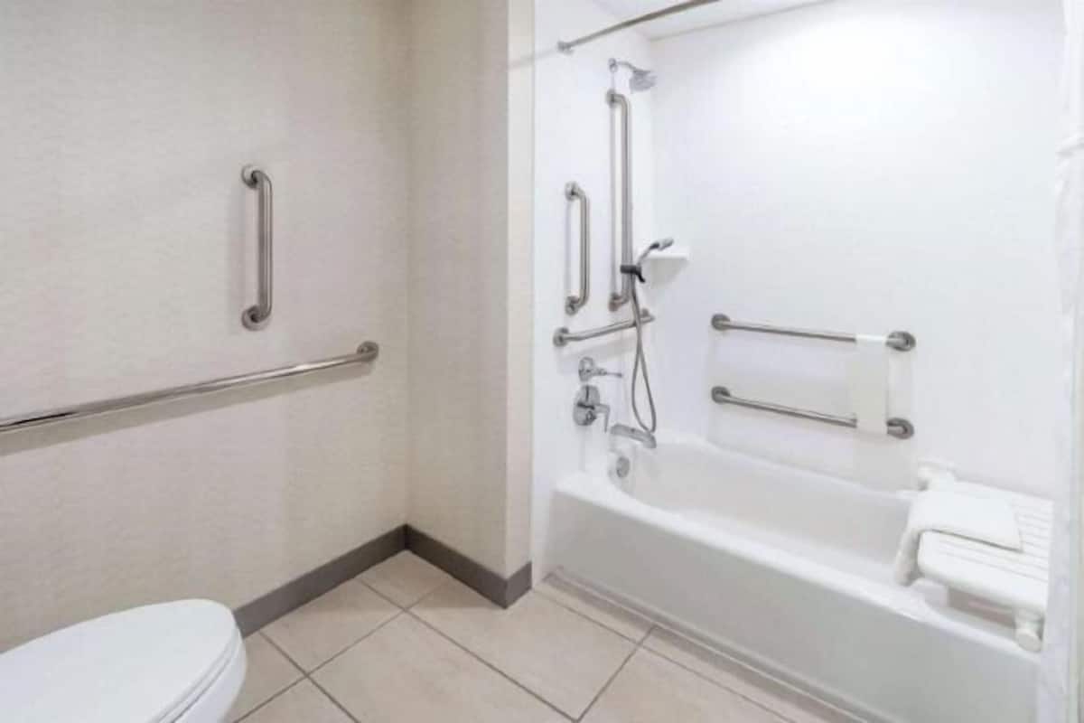 Articles de toilette de luxe, sèche-cheveux, serviettes fournies