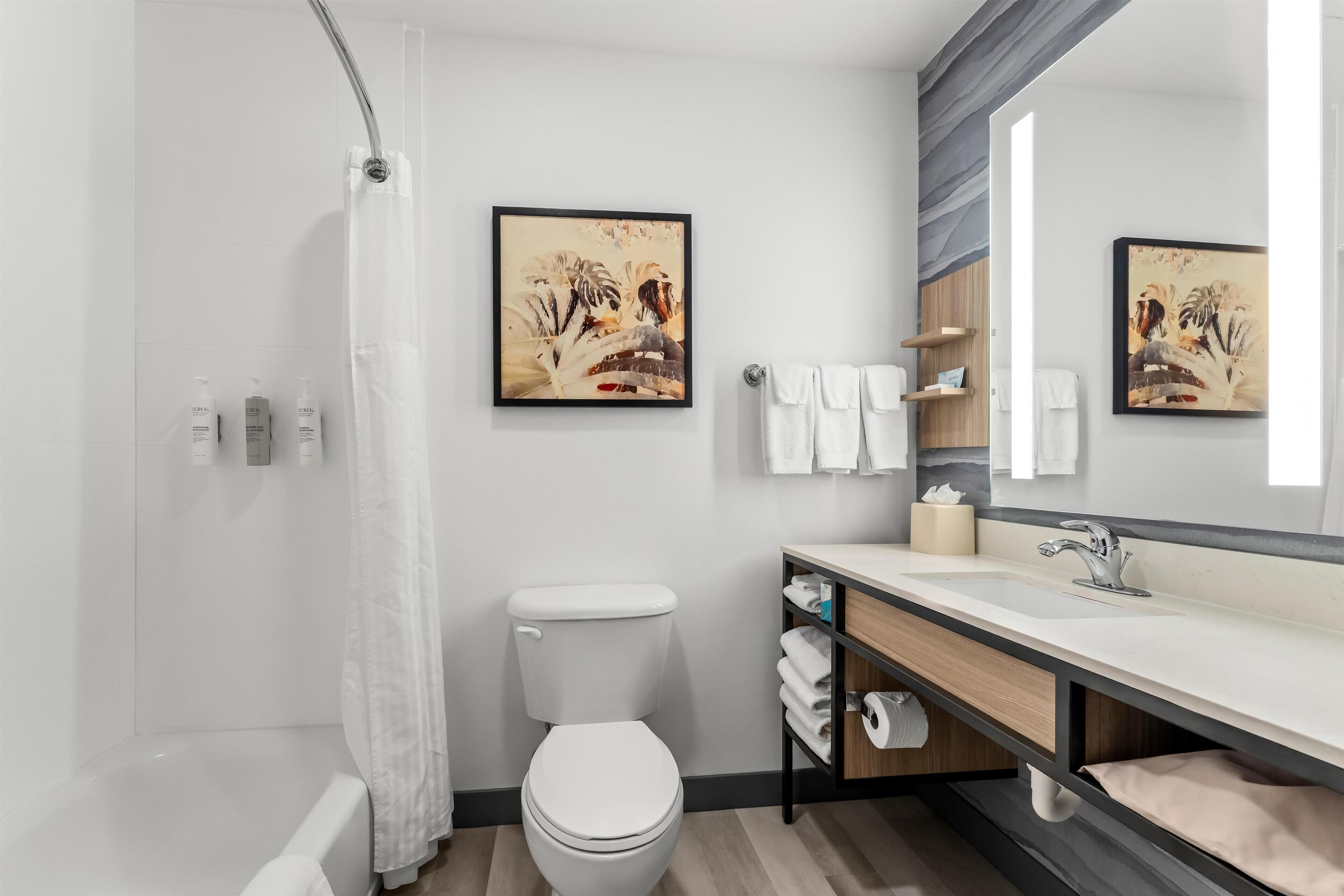 Designer toiletartikelen, een haardroger, handdoeken