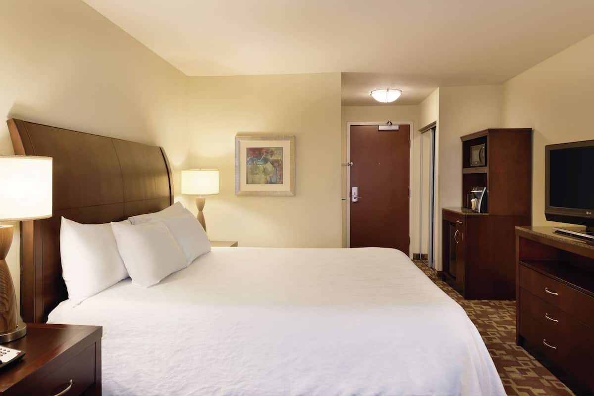 In-room safe, soundproofing, iron/ironing board, free WiFi