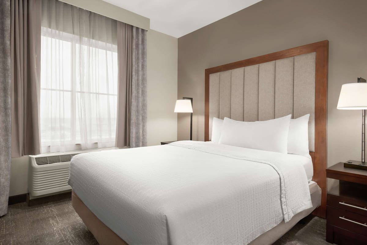Suite, 1 Queen Bed