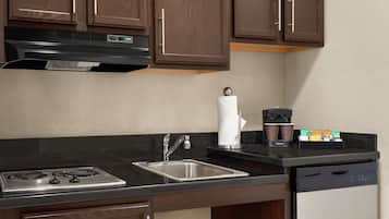 Refrigerador, microondas, placa de cocina, lavavajillas