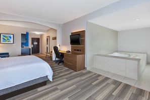 Suite, 1 Tempat Tidur King | Brankas, meja kerja, tirai kedap cahaya, dan setrika/meja setrika