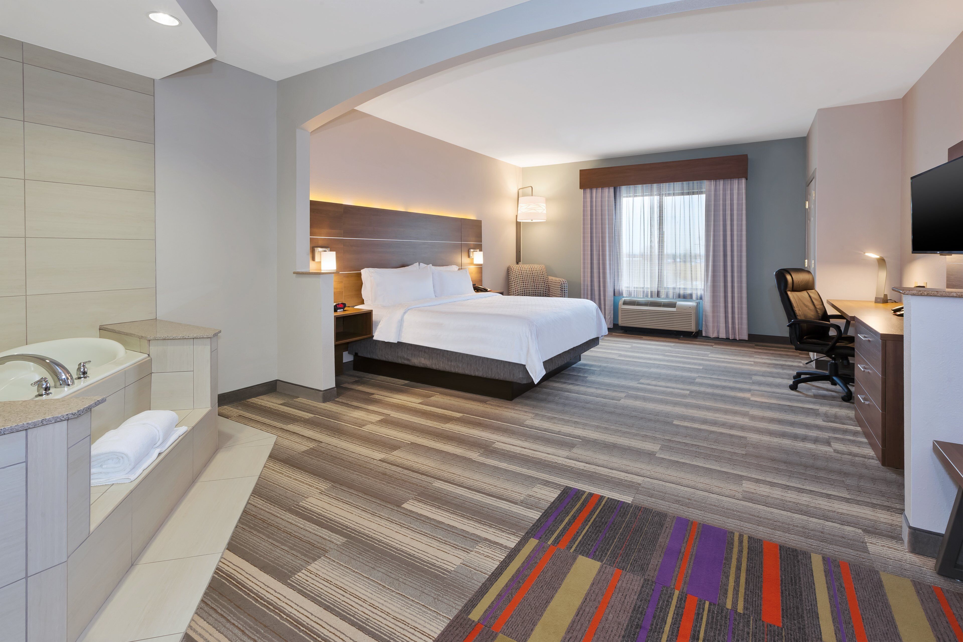 suite, 1 king bed | in-room safe, desk, blackout curtains, iron/ironing board