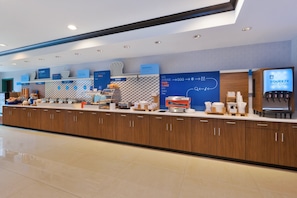 Café da manhã com buffet grátis todos os dias