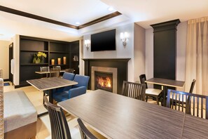 Free daily buffet breakfast - Holiday Inn Express & Suites Warminster - Horsham by IHG (Warminster)