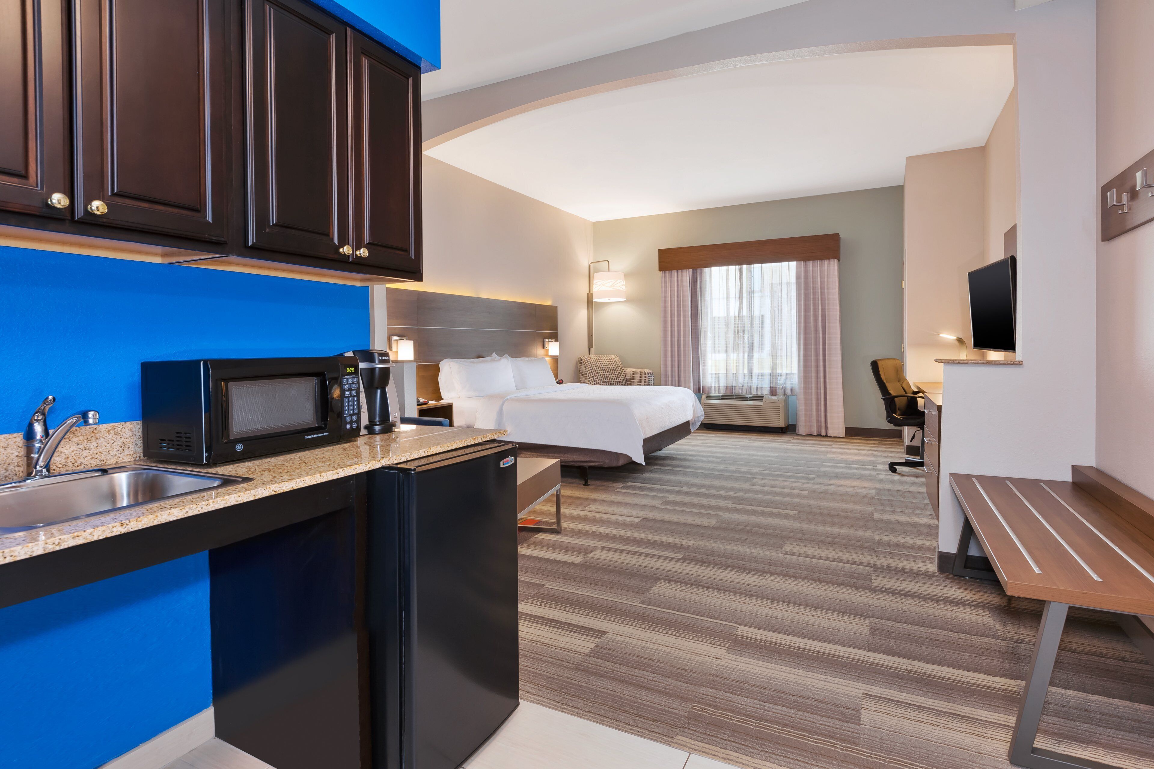 suite, 1 bedroom, mobility accessible (mobil access tub) | in-room safe, desk, blackout curtains, iron/ironing board