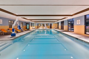 Indoor pool, sun loungers - Holiday Inn Express & Suites Warminster - Horsham by IHG (Warminster)