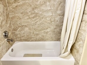 Combined shower/tub, free toiletries, hair dryer, towels - Highland Inn (Las Vegas)