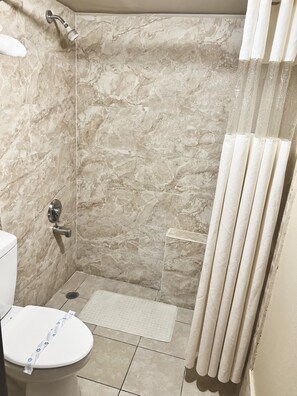 Kamar Standar, 1 Tempat Tidur King, Bebas Asap Rokok | Kamar mandi | Kombinasi shower/bathtub dan perlengkapan mandi gratis