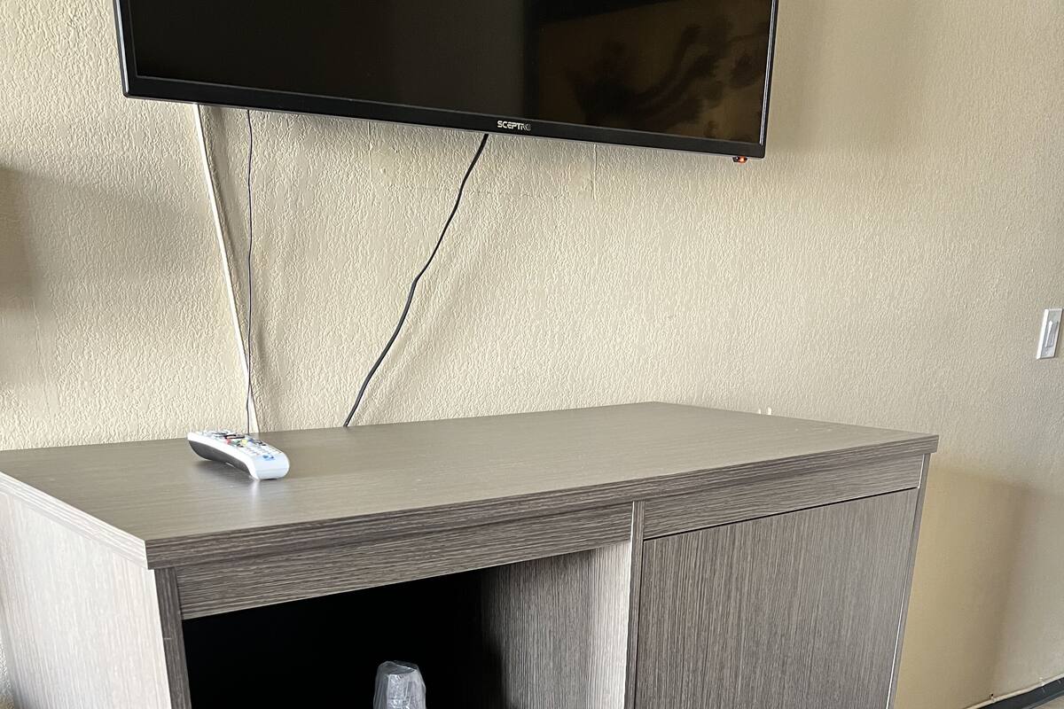 Escritorio, tabla de planchar con plancha y wifi gratis 