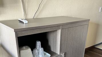 Escritorio, tabla de planchar con plancha, wifi gratis