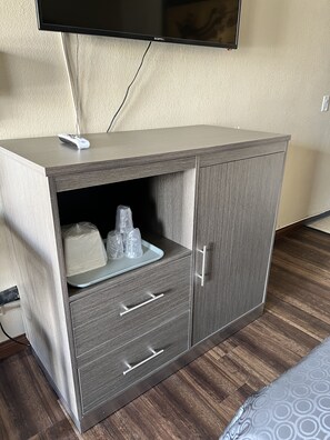 Desk, iron/ironing board, free WiFi - Highland Inn (Las Vegas)