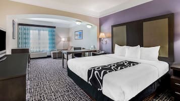 Hochwertige Bettwaren, Schreibtisch, Bügeleisen/Bügelbrett