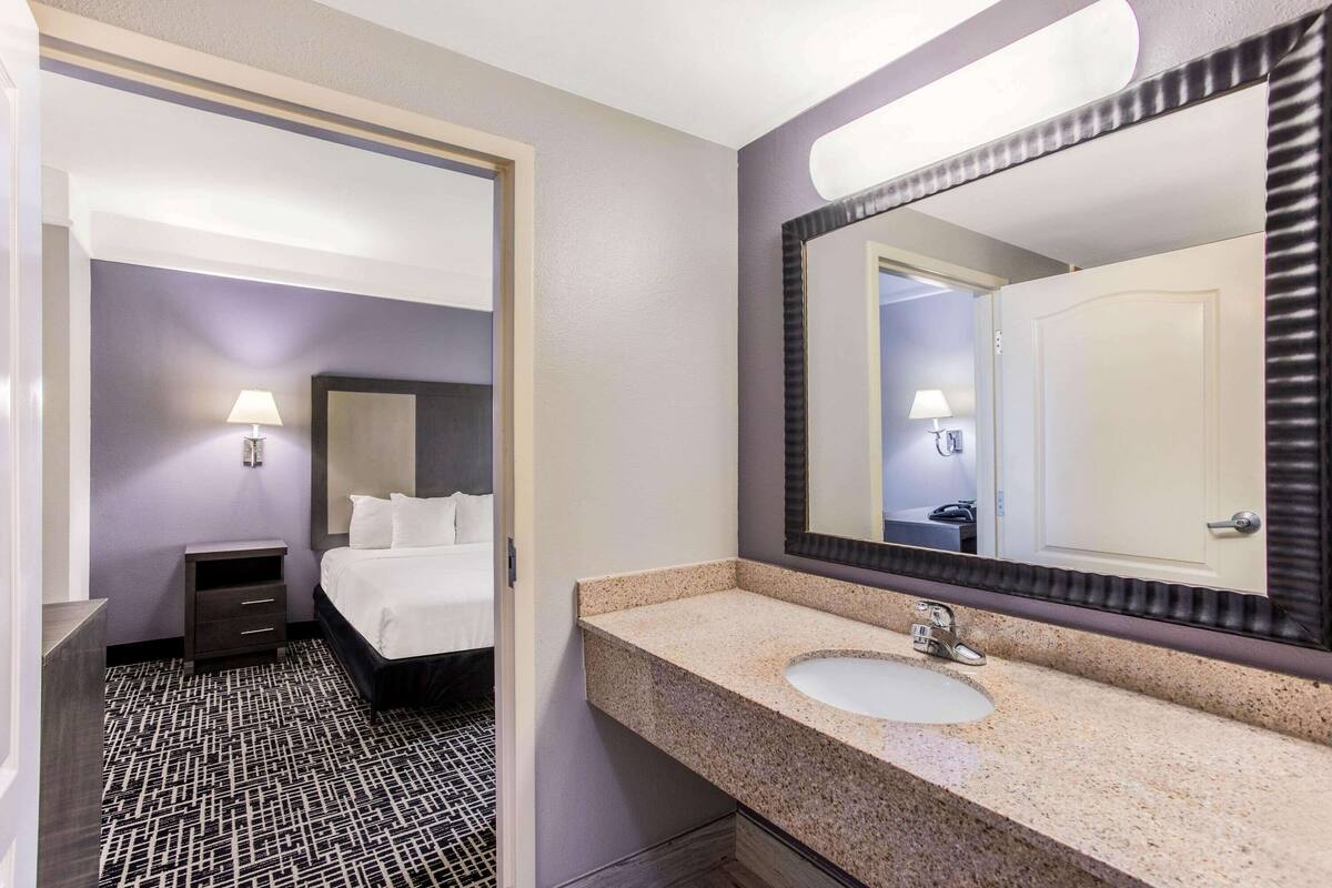 combined shower/bathtub, free toiletries, hair dryer, towels