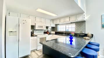 Condo, 2 Bedrooms | Dapur peribadi | Peti sejuk, ketuhar gelombang mikro, ketuhar, dapur