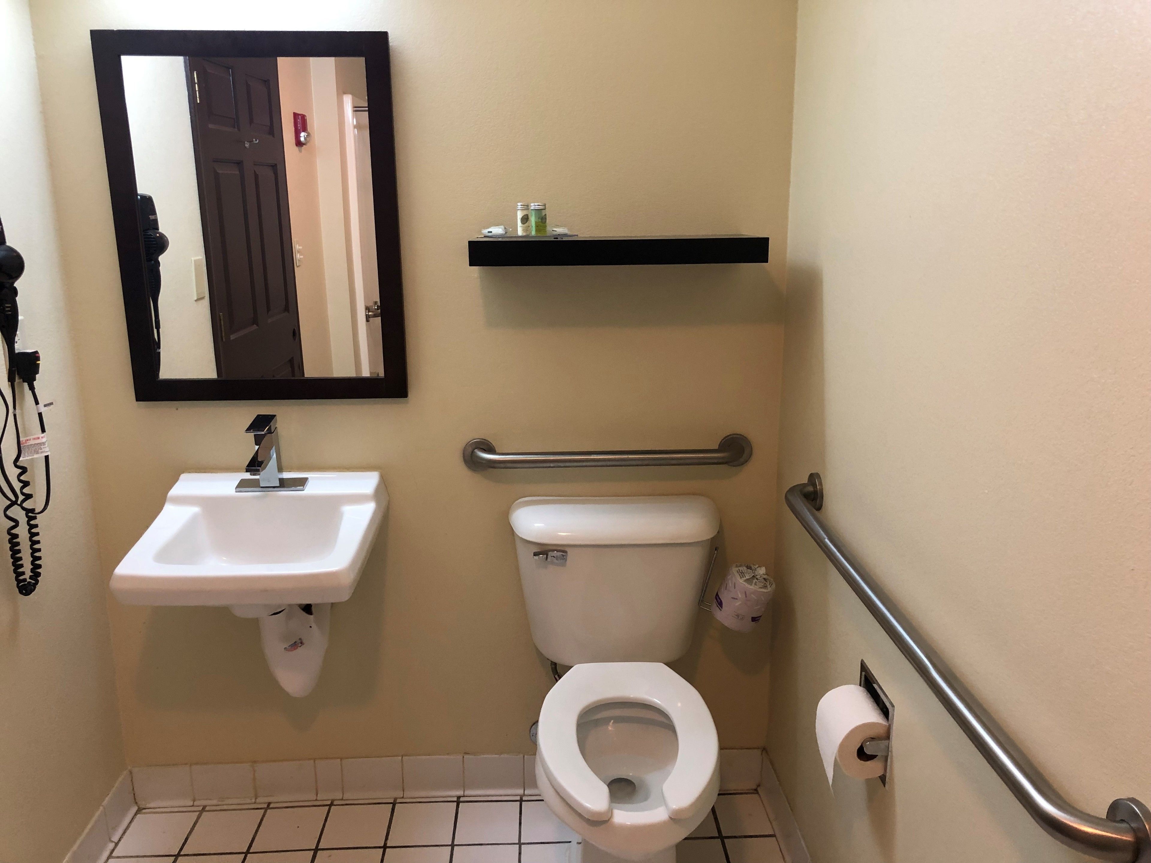 combined shower/bathtub, hydromassage showerhead, designer toiletries