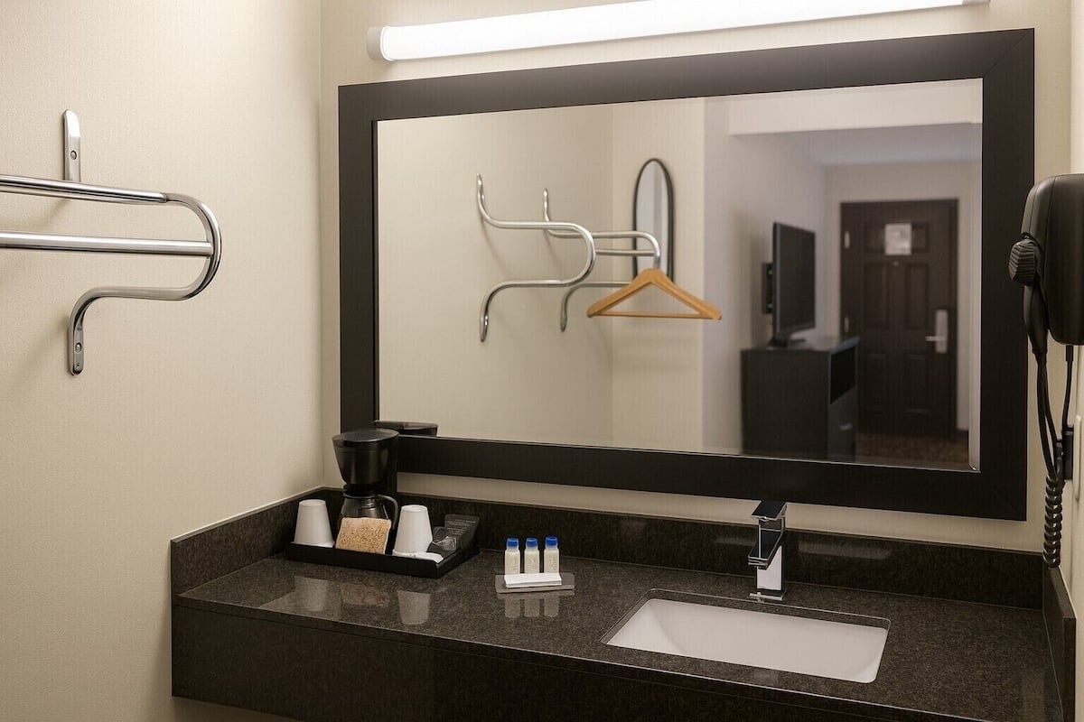 Badezimmer | Duschwanne, Hydromassagedusche, Designer-Toilettenartikel, Haartrockner
