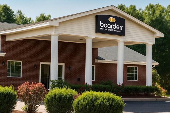Un bâtiment en briques avec une enseigne indiquant « Boarders Inn & Suites ».
