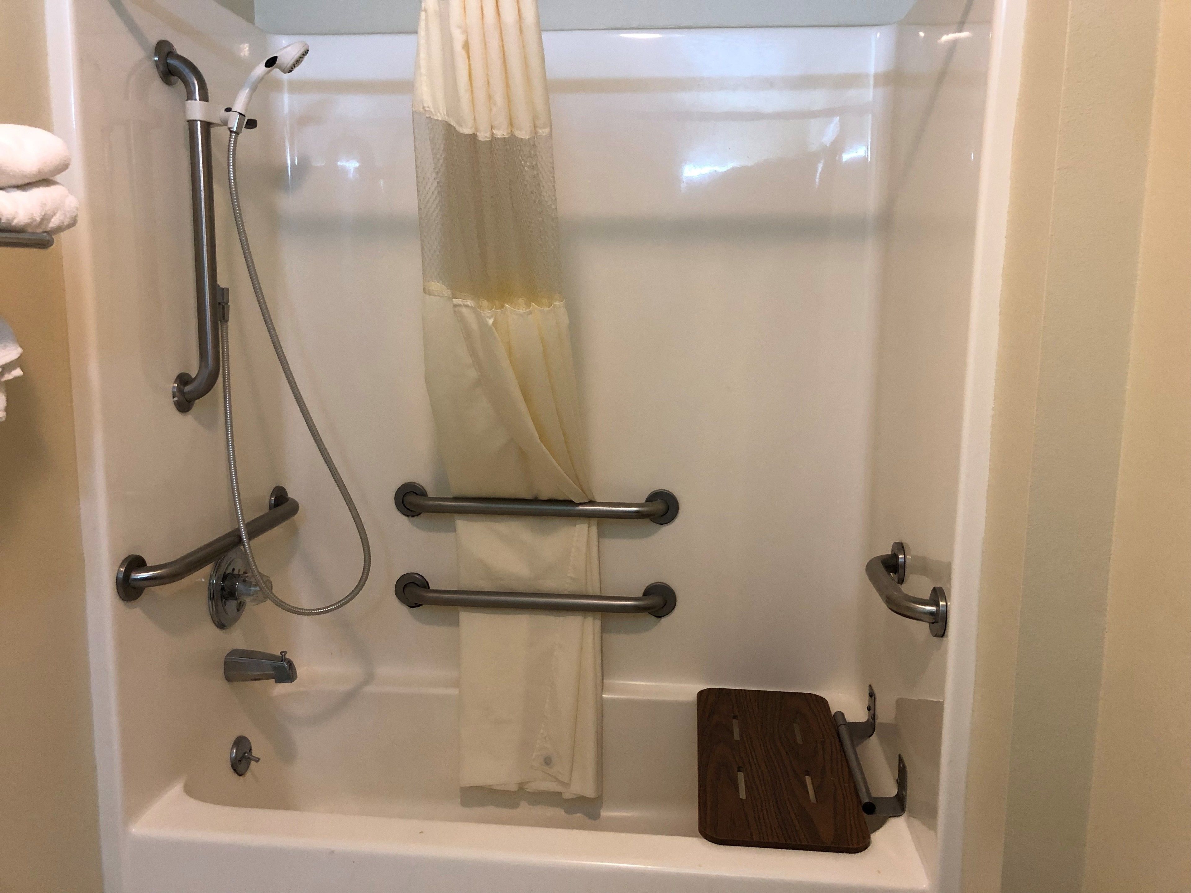 combined shower/bathtub, hydromassage showerhead, designer toiletries