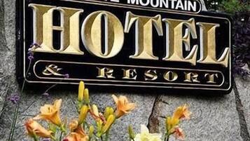 Naamplaatje voor White Mountain Hotel & Resort.