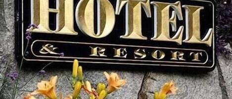 A sign for White Mountain Hotel & Resort.