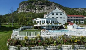 Outdoor pool, pool umbrellas, pool loungers - The White Mountain Hotel & Resort (North Conway)