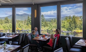 Petit déjeuner, déjeuner et dîner servis sur place, vue sur le jardin