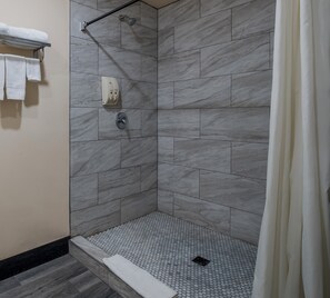 Zimmer, 1 King-Bett, Raucher | Badezimmer | Kostenlose Toilettenartikel, Handtücher