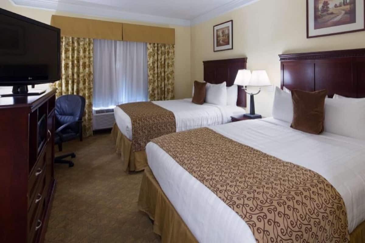 Escritorio y espacio para trabajar con laptop