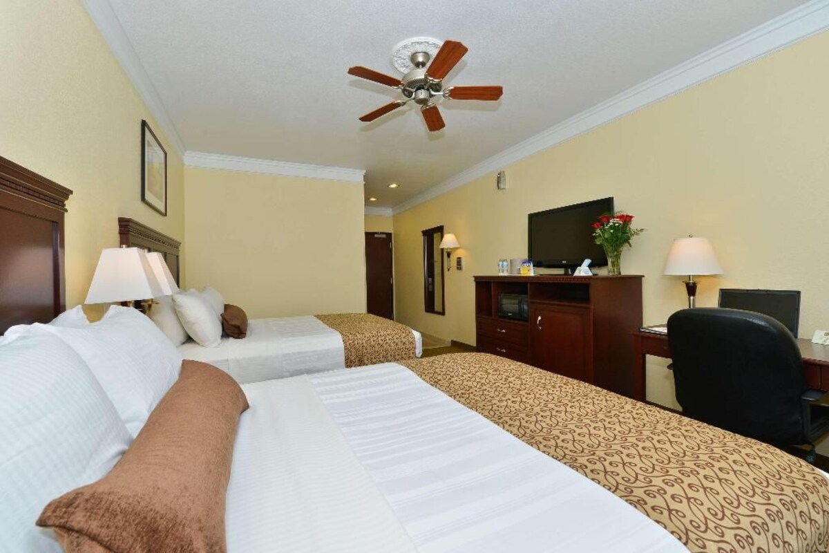 Desk, laptop workspace, iron/ironing board, free WiFi