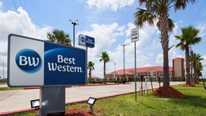 A Best Western hotel sign with a parking sign indicating truck parking. - Best Western Lone Star Inn (Edna)