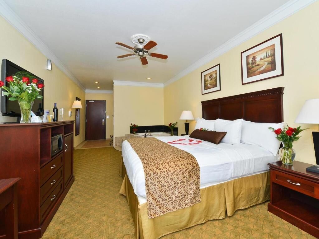 Escritorio y espacio para trabajar con laptop 