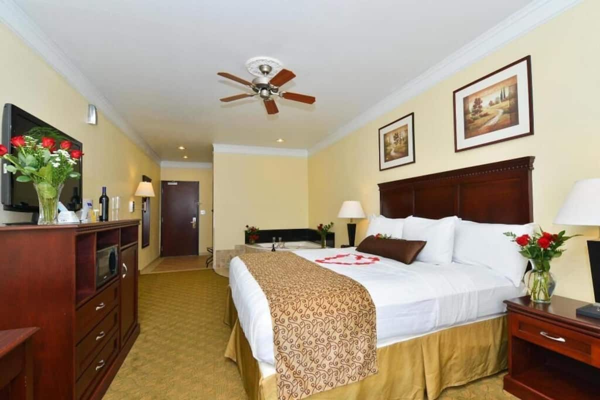 Escritorio y espacio para trabajar con laptop