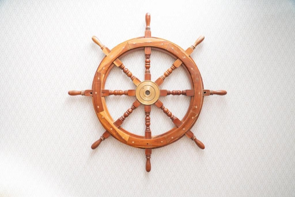 Un gouvernail de bateau en bois.