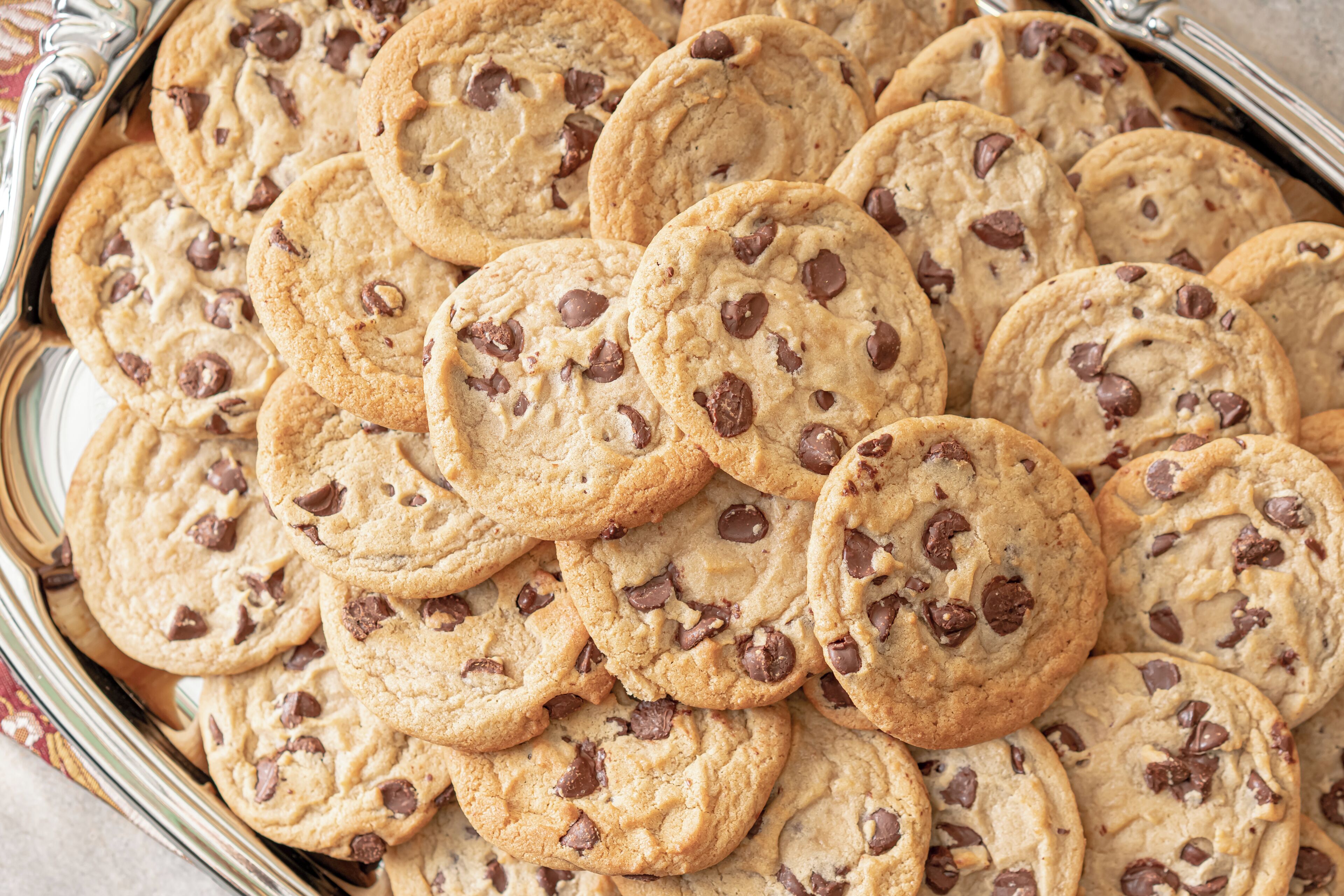 Una bandeja de galletas con chispas de chocolate.