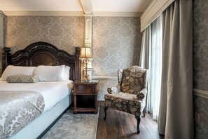 Habitación romántica, 1 cama King size | Caja de seguridad en la habitación y cortinas blackout