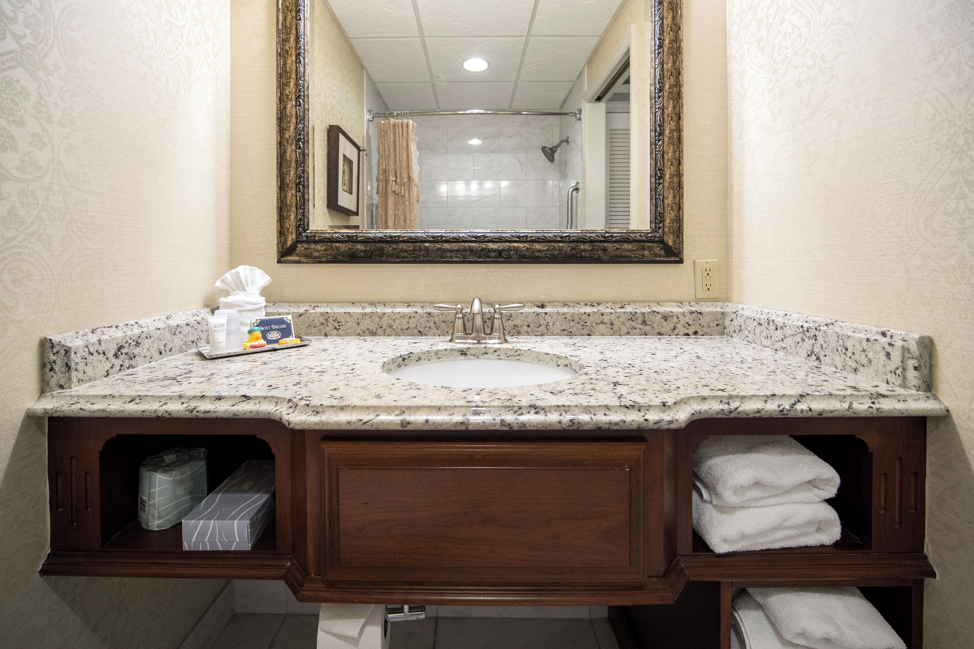 Romantic Room, 1 King Bed | Bathroom | Combined shower/bathtub, eco-friendly toiletries, hair dryer, towels