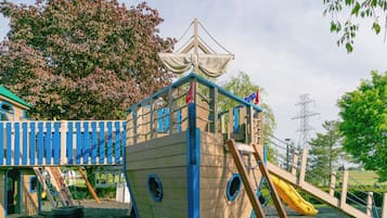 Children’s play area – outdoor