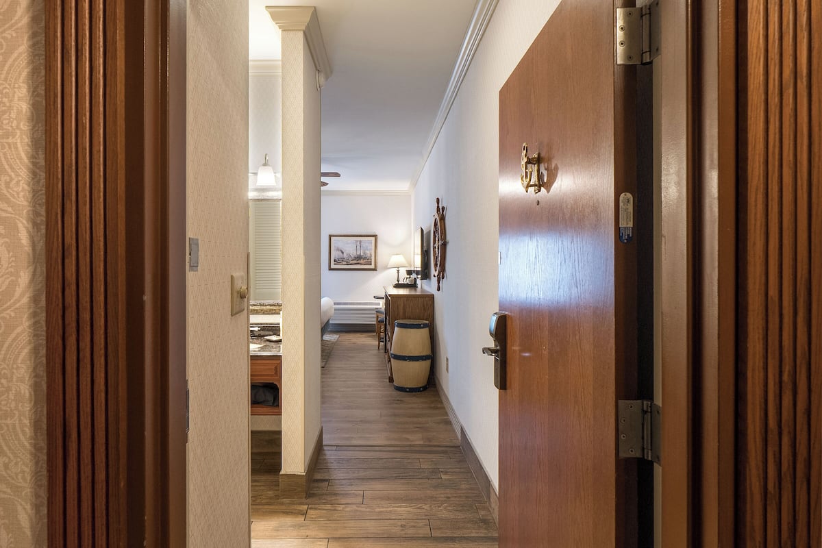 Caja de seguridad en la habitación y cortinas blackout