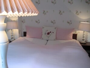 Quarto casal standard de uso individual | Frigobar, cofres nos quartos, escrivaninha, berços (sobretaxa)