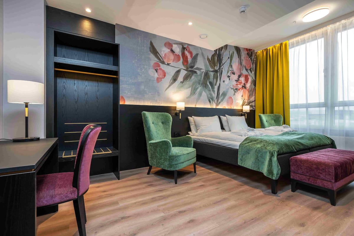 Pillowtop-bedden, een bureau, een laptopwerkplek